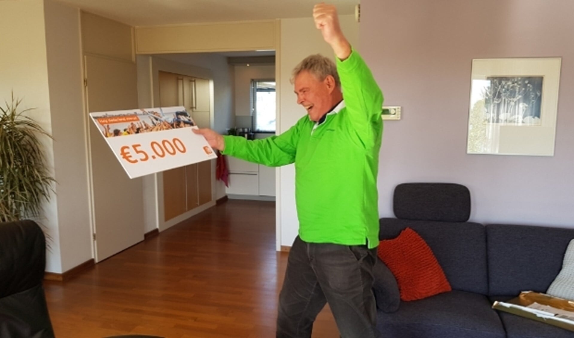 Edward ten Hooven de coördinator van Gilde Stadsgidsen Zoetermeer, is super blij met de € 5.000,- van de ING.  Foto: Gilde Stadgidsen Z'meer