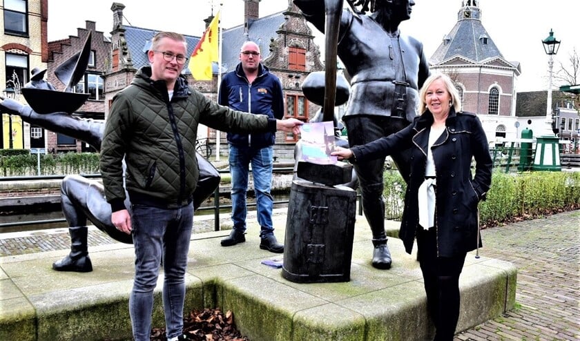 <p>Wethouder Astrid van Eekelen neemt eerste exemplaar van het Leidschendam-Centrum magazine in ontvangst (foto: gemeente LV).</p>