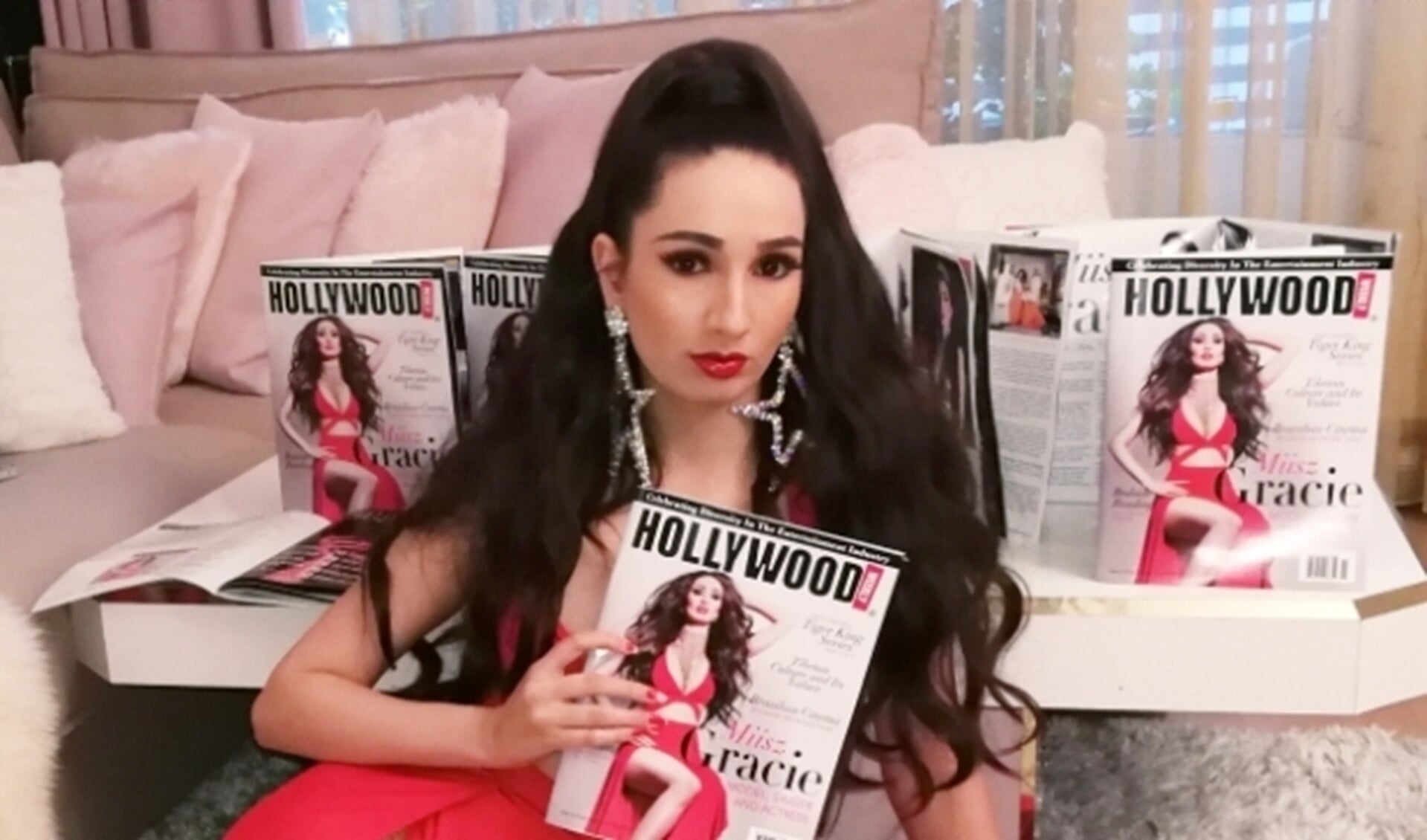 Miisz Gracie presenteert de Hollywood weekly magazine cover waarvan zij de covergirl is geworden