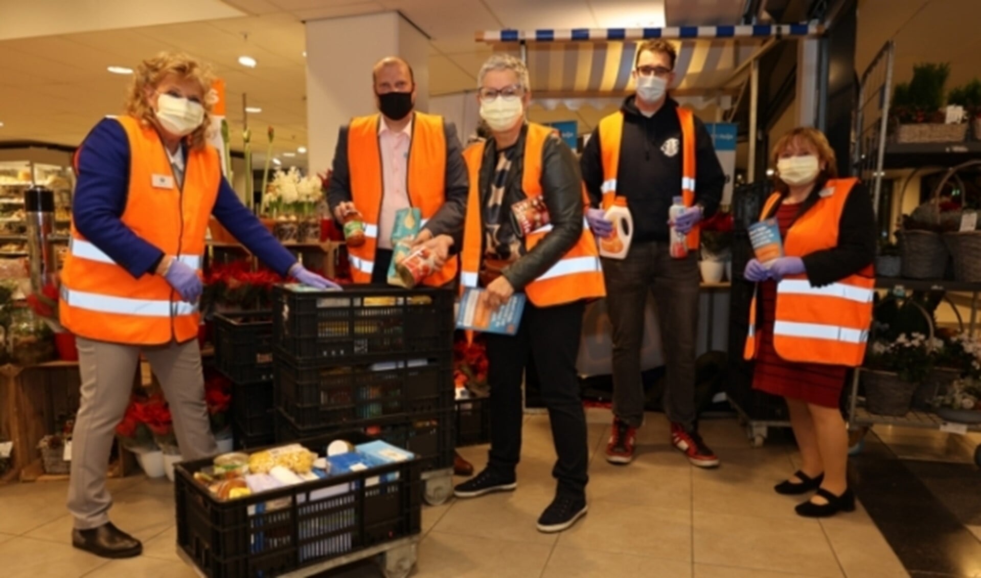 Lions en Leo's met supermarktmanager Leo van der Meer bij de Albert Heijn. Foto: Fred Roland