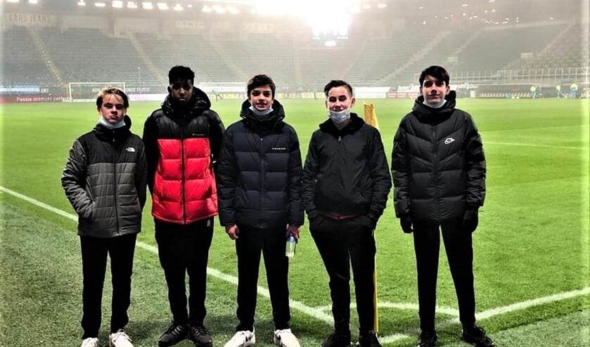 Joël, Nabil, Dean, Niek en Jorg konden de wedstrijd van ADO Den Haag tegen Heerenveen (1-1) wel van heel dichtbij bekijken (foto: pr RKAVV).