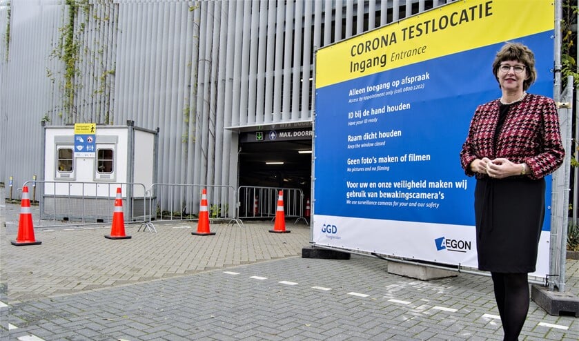 <p>Wethouder Juliette Bouw bij de entree van de nieuwe coronatestlocatie aan het Aegonplein in Mariahoeve (vlakbij het station) te Den Haag (foto: gemeente LV).</p>