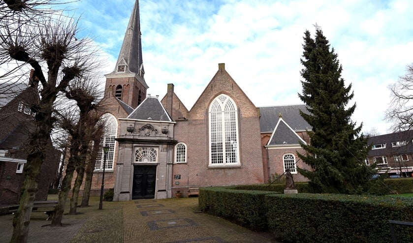 De bundel 'De eerste 32 predikanten van de Hervormde Gemeente Voorburg. Wie waren zij?' geeft een bijzondere inkijk in de Voorburgse kerkgeschiedenis (tekst: Peter den Hollander/foto: Michel Groen).