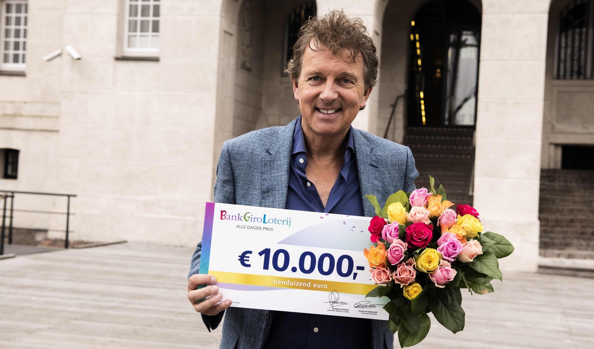 BankGiro Loterij-ambassadeur Robert ten Brink met de cheque van 10.000 euro (foto: Jurgen Jacob Lodder).