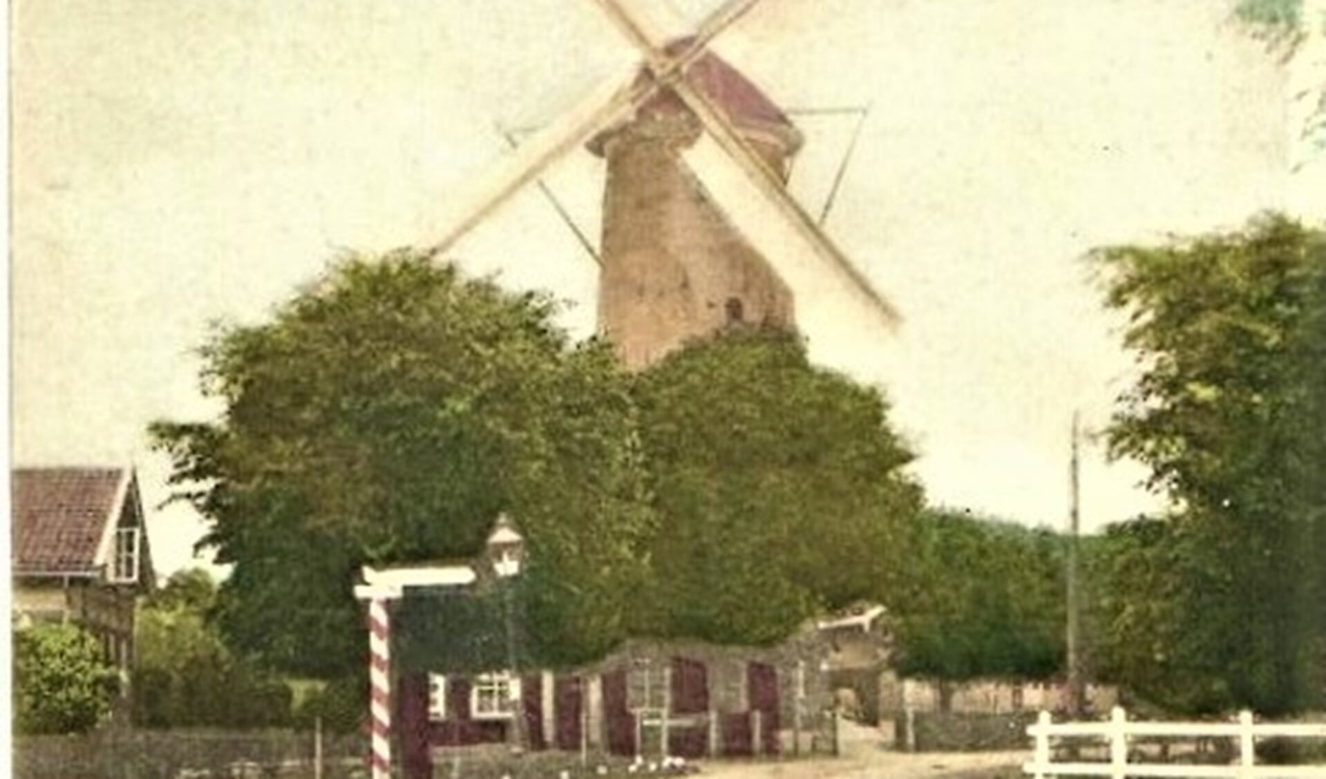 De Voorburgse korenmolen aan de Achterweg, nu Parkweg (archieffoto).