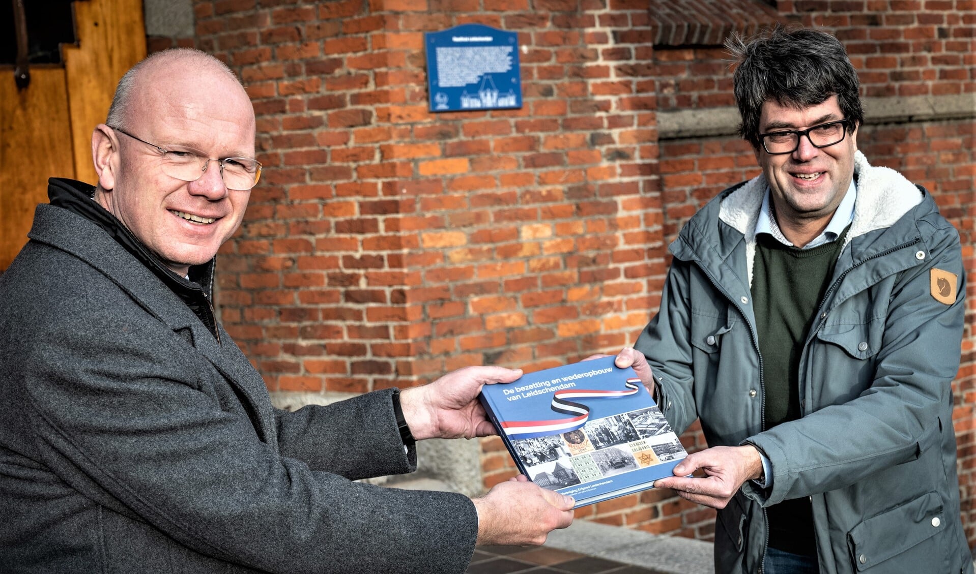 Burgemeester Tigelaar ontving het boek uit handen van Hans Grootenhuis van Vereniging Erfgoed Leidschendam  (foto: Hein Athmer).