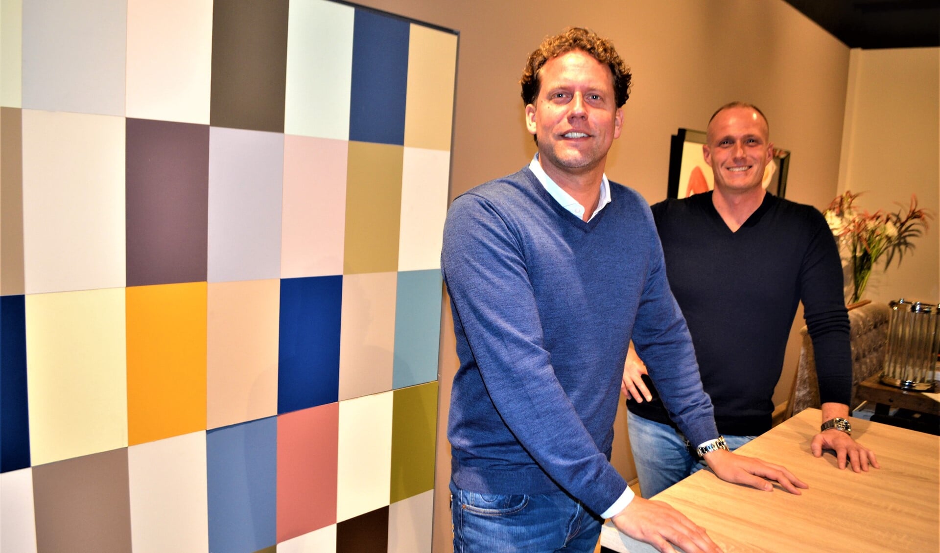 Jorden Kuijper en Kevin van der Klink adviseren hun klanten nu ook in de nieuwe showroom van J. Kuijper schilders- en onderhoudsbedrijf (foto: Inge Koot).