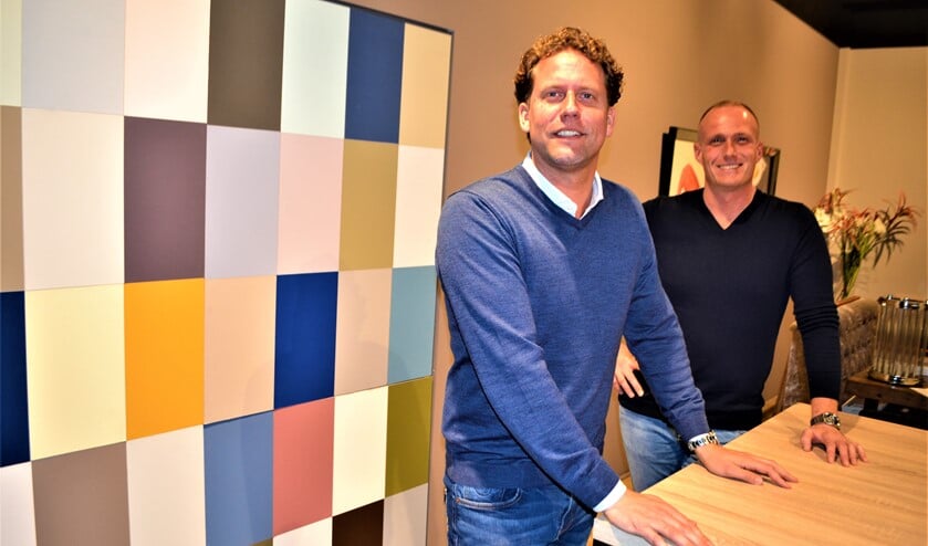 <p>Jorden Kuijper en Kevin van der Klink adviseren hun klanten nu ook in de nieuwe showroom van J. Kuijper schilders- en onderhoudsbedrijf (foto: Inge Koot).</p>