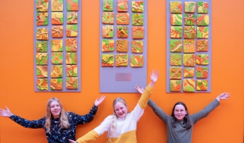 <p>V.l.n.r. LGjalt, Elske en Lex zijn trots op de kunstwerken die verbinding symboliseren. (Foto: Chris Pennings)<br><br></p>