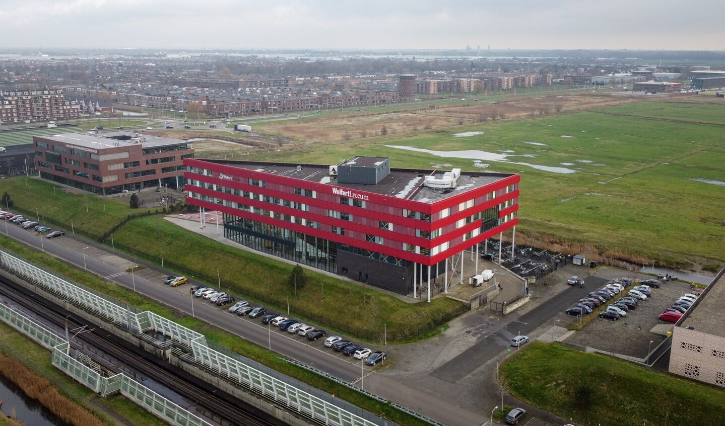 Het Wolfert Lyceum in Bergschenhoek straalt en blinkt weer, zo legde fotograaf Morris Bennis op hoogte voor ons vast.