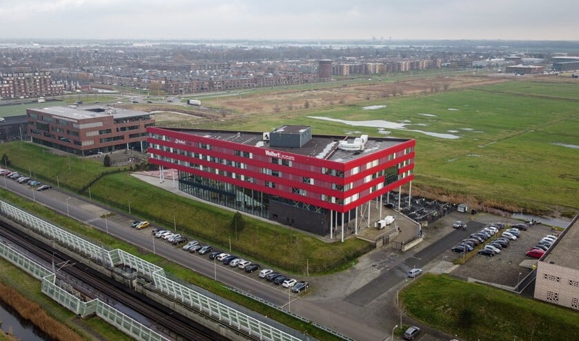 <p>Het Wolfert Lyceum in Bergschenhoek straalt en blinkt weer, zo legde fotograaf Morris Bennis op hoogte voor ons vast. </p>