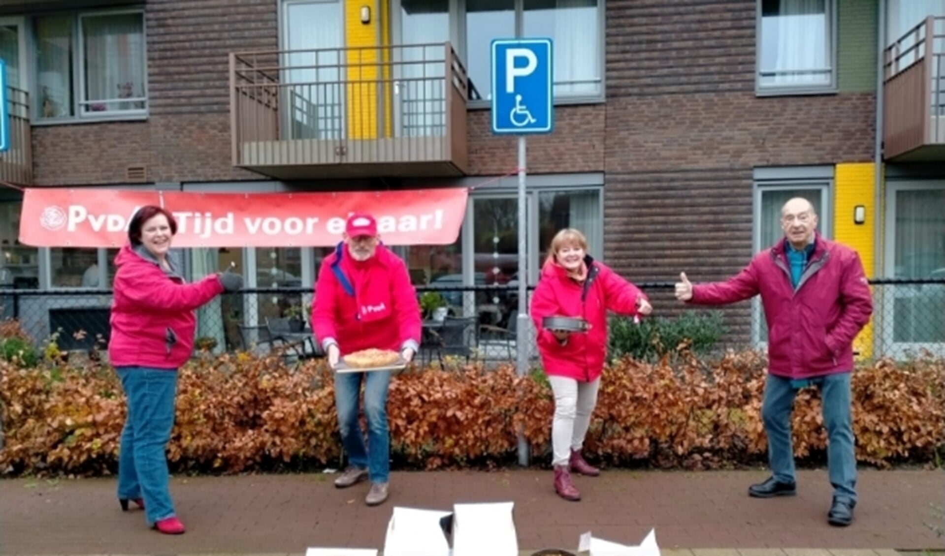 PvdA Zoetermeer brengt taarten bij verzorgingstehuis