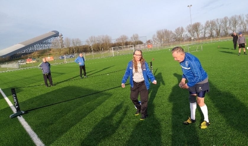 Old Stars bezig met voetvolley op de zondagmorgen