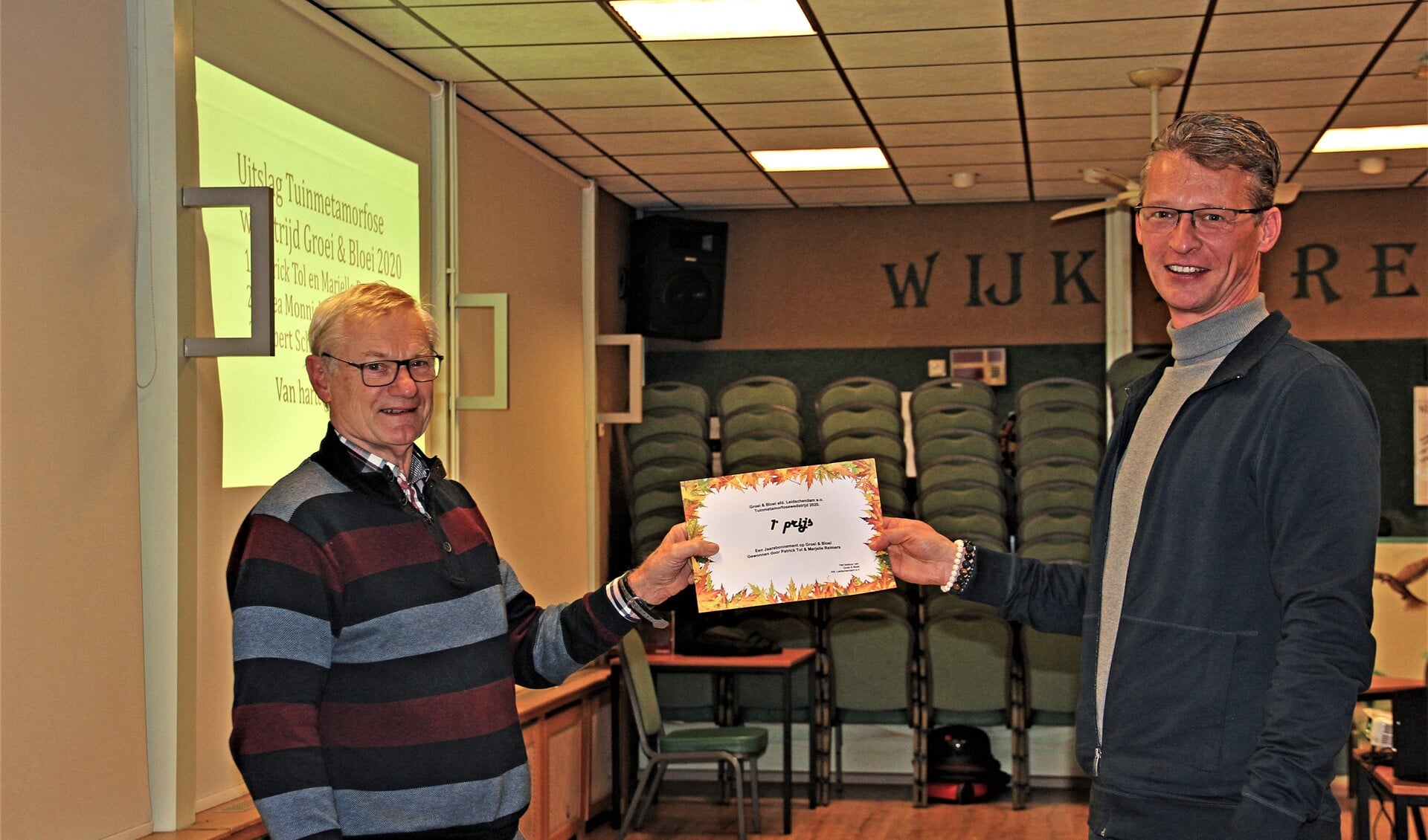 De overhandiging van de 1e prijs, een jaarabonnement op Groei & Bloei, door voorzitter Jan Blokland aan Patrick Tol (foto's: pr Groei&Bloei).