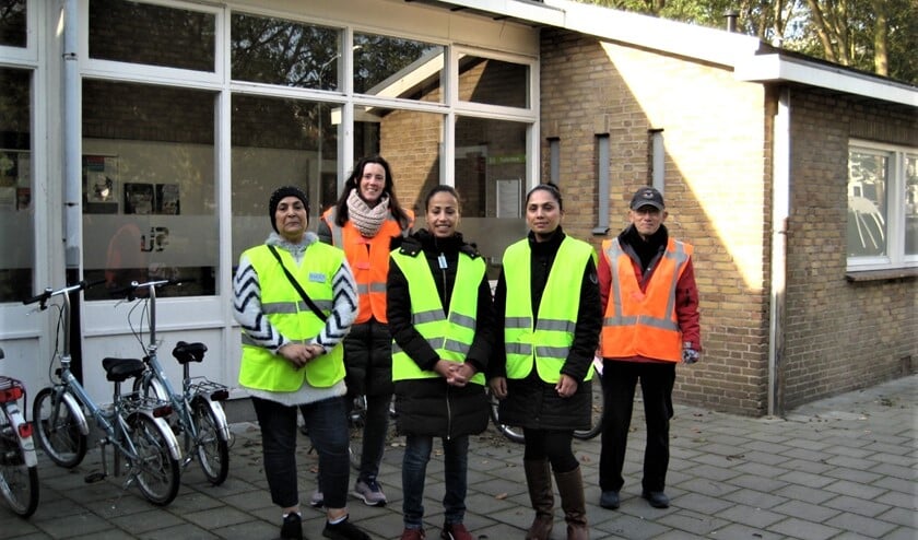 Cursisten en docenten op de nieuwe locatie aan de Dobbelaan (archieffoto van voor coronatijd).