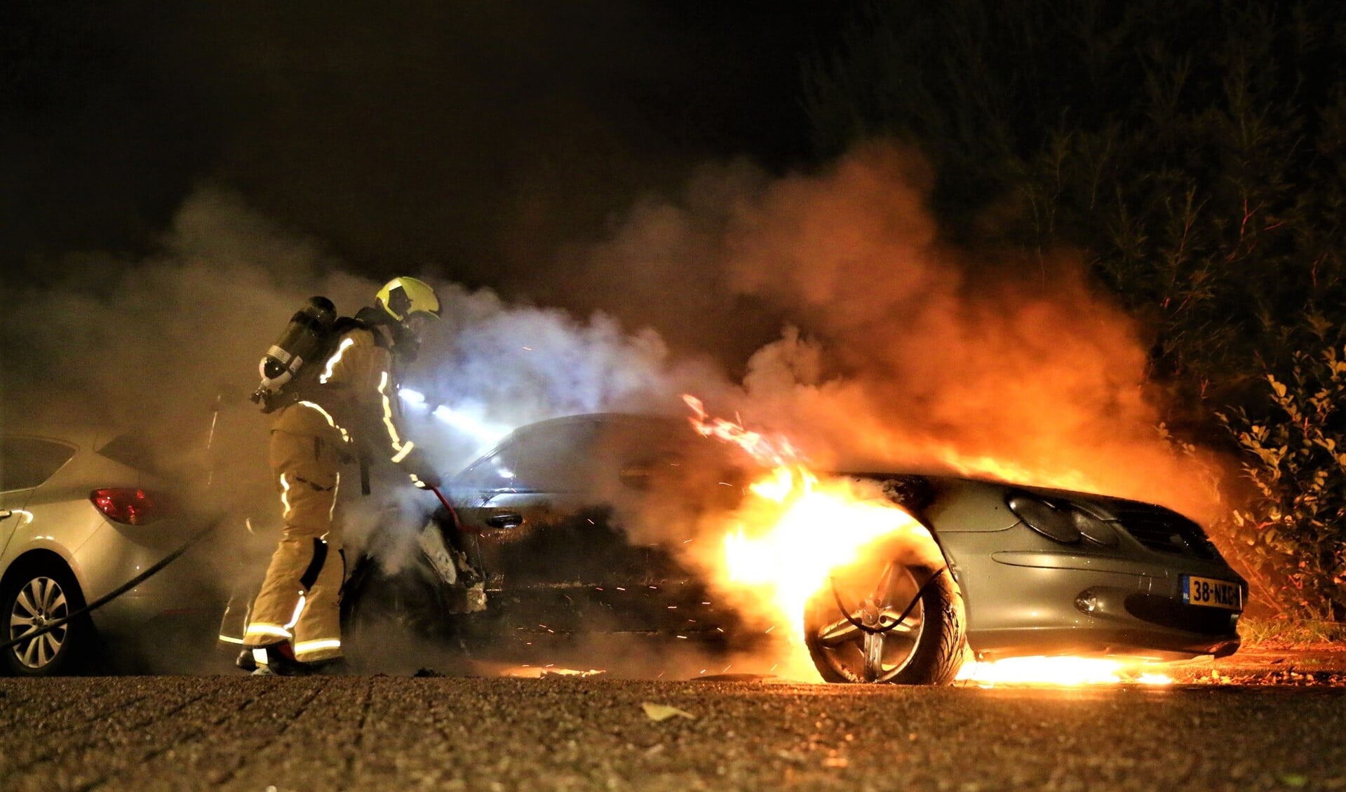 De auto stond vrijwel volledig in brand en kon na te zijn geblust als verloren worden beschouwd foto: Nick van Mourik).