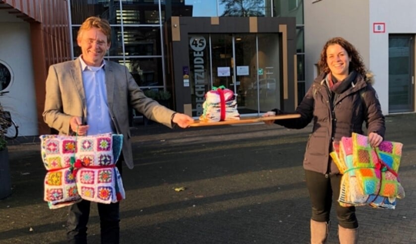 <p>Fotograaf: PiëzoFotobijschrift: Gert-Jan Leideman, locatiemanager Vivaldi, neemt de Granny square kussens in ontvangst van Femke Boerkamp, projectleider Ambachtenwerkplaats.</p>