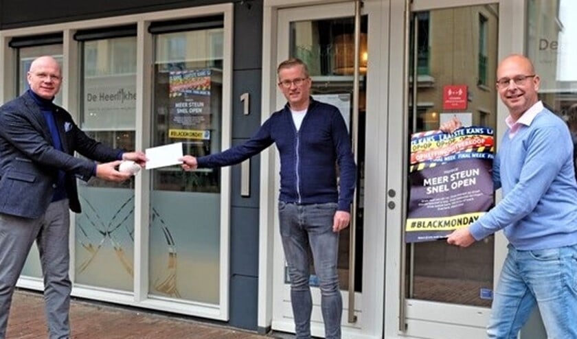 Burgemeester Tigelaar ontvangt een lege spaarpot en een brief van restauranteigenaren Alfred v. Kesteren en Wilbert Hilgersom (foto: pr).