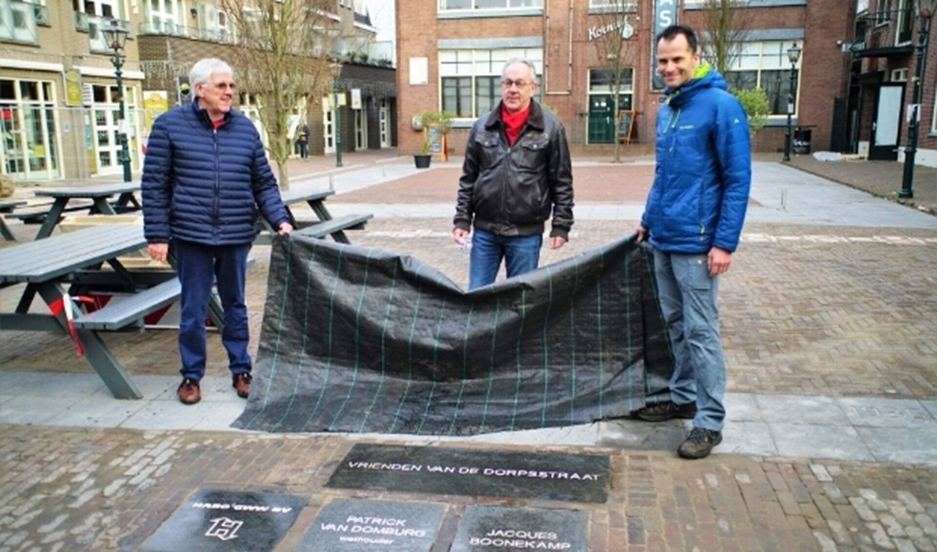 Jan de Ruiter, Jacques Boonekamp en Dennie van Herwijnen onthullen de nieuwe Walk of Fame op het horecaplein in de Dorpsstraat. Foto: Robbert Roos