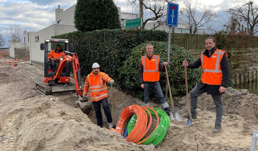 <p><em>Vertegenwoordigers van SKP en BAM Infra Telecom zetten de eerste schop in de grond in Klapwijk.</em></p>