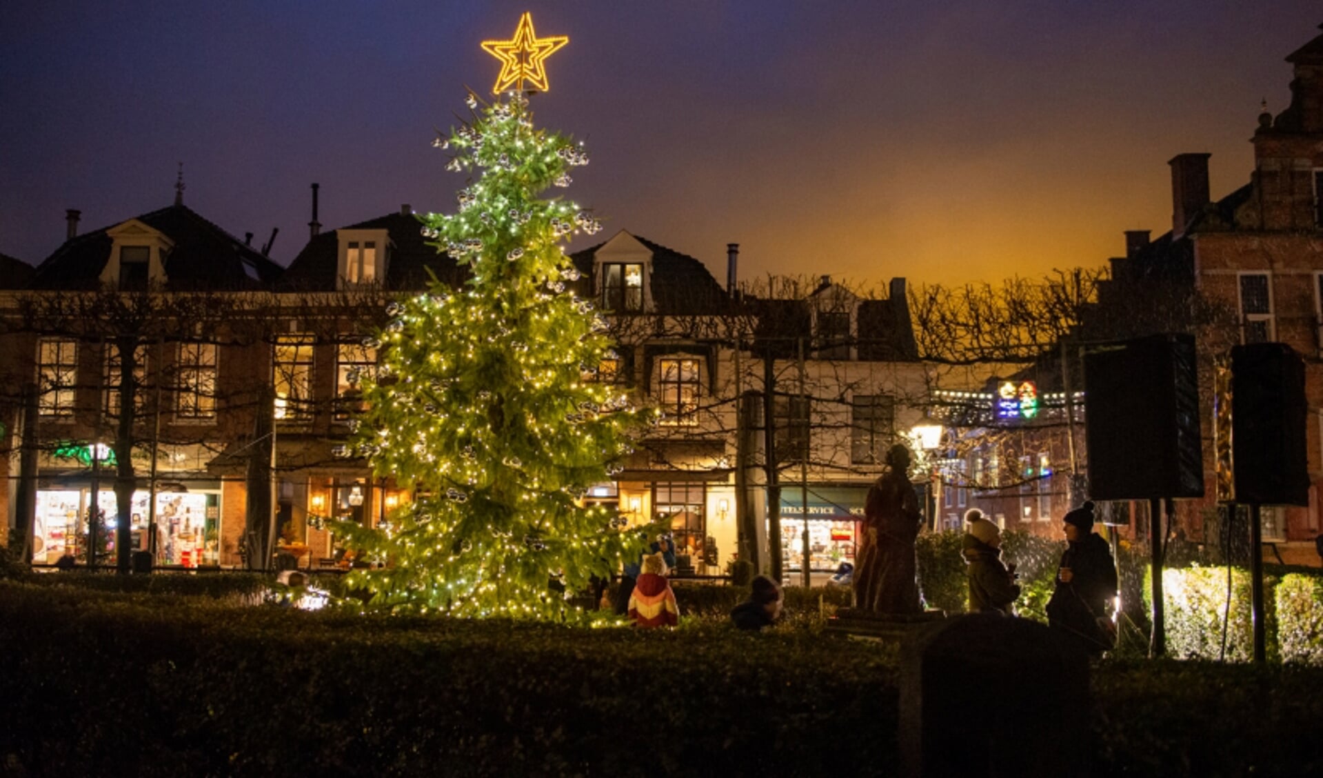 Kerstboom gaat aan in Huygenskwartier Adverteren Leidschendam en Voorburg | HartKrantje-online | Krant en Online