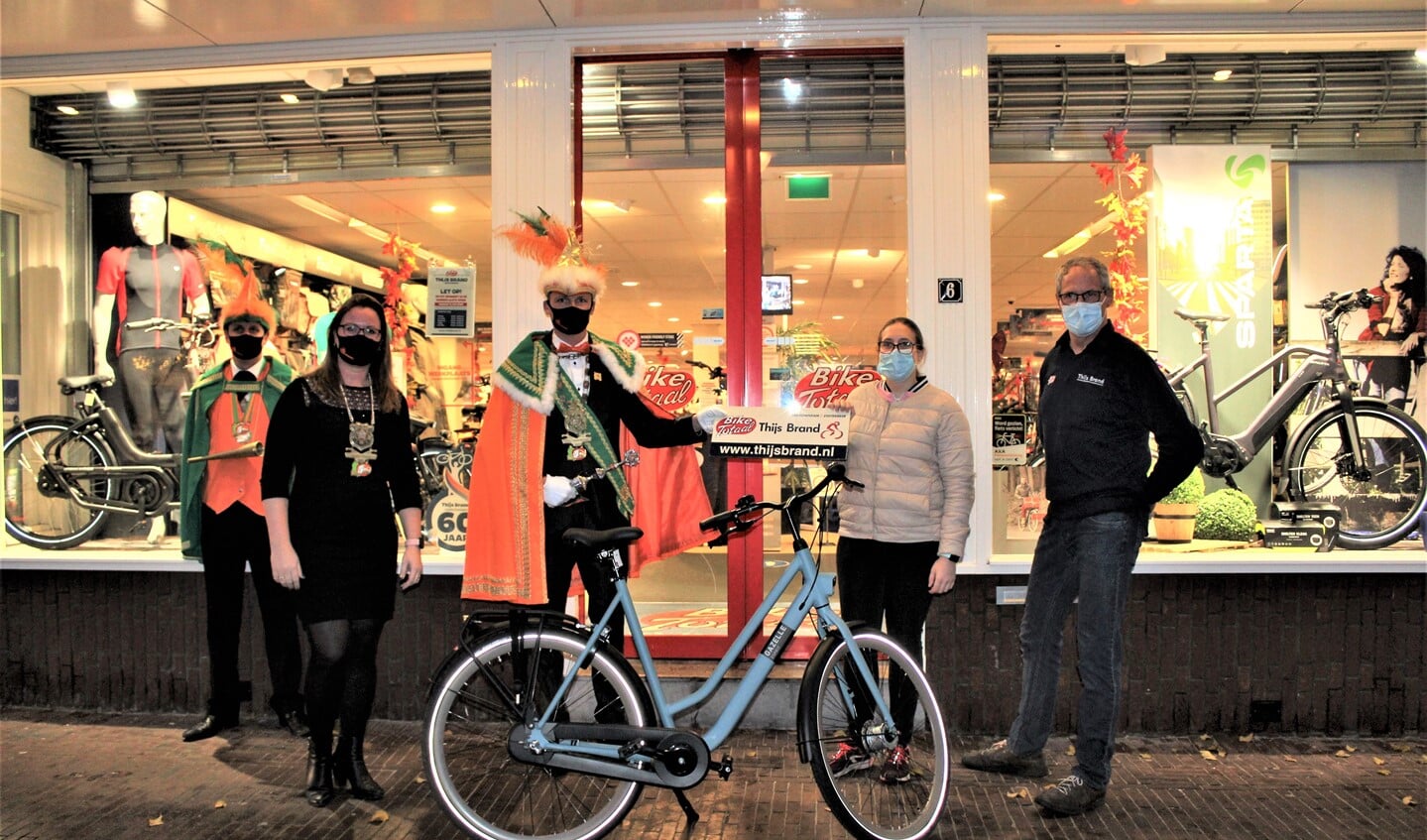  Winnares Tara Dohe ontving haar fiets van Prins Transportador en Page Silke bij Bike Totaal Thijs Brand aan de Damlaan in Leidschendam. 