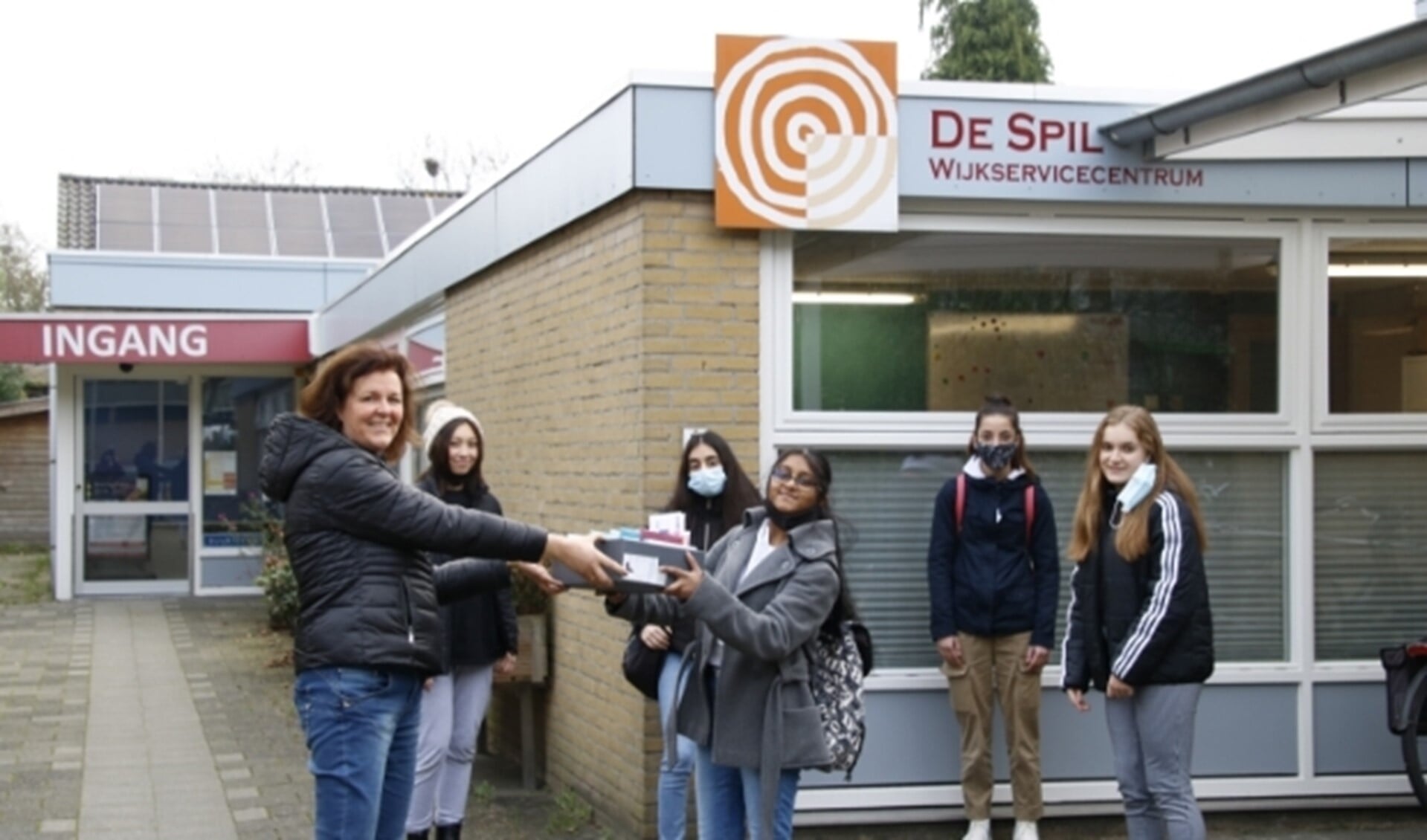 Brigitte Hendriks van Gemiva SVG neemt de gemaakte kaarten door leerlingen van het ONC in ontvangst. Fotograaf: Present Zoetermeer