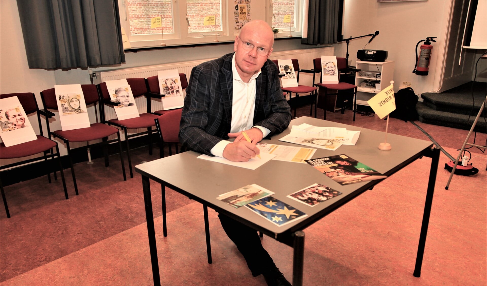 Burgemeester Klaas Tigelaar opende de Amnesty brievenactie Write for Rights in de Voorhof van de Oude Kerk (foto: Arjen van Mourik).