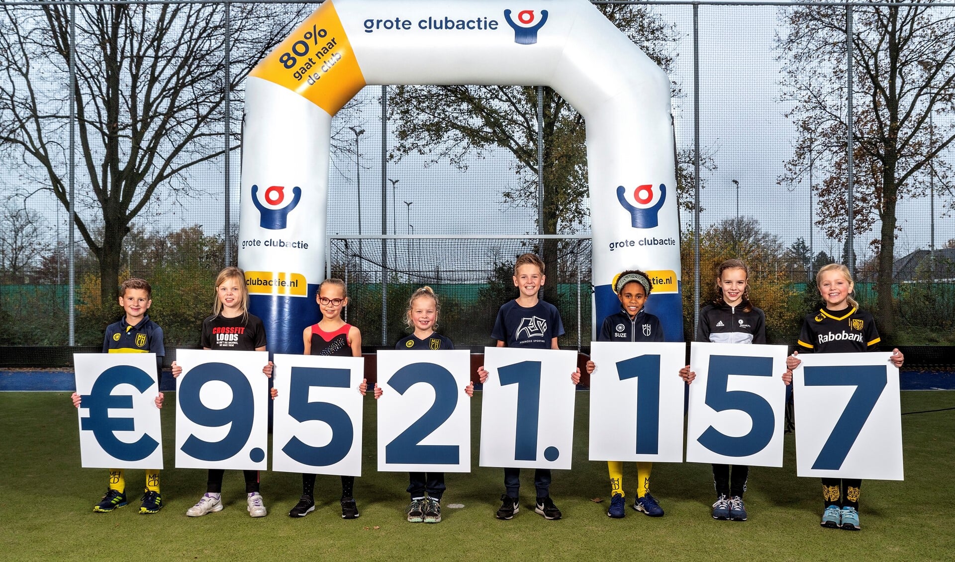Kinderen onthullen de totaalopbrengst van de Grote Clubactie 2020 in Sportpark Drunen (foto: Merel van Dooren).