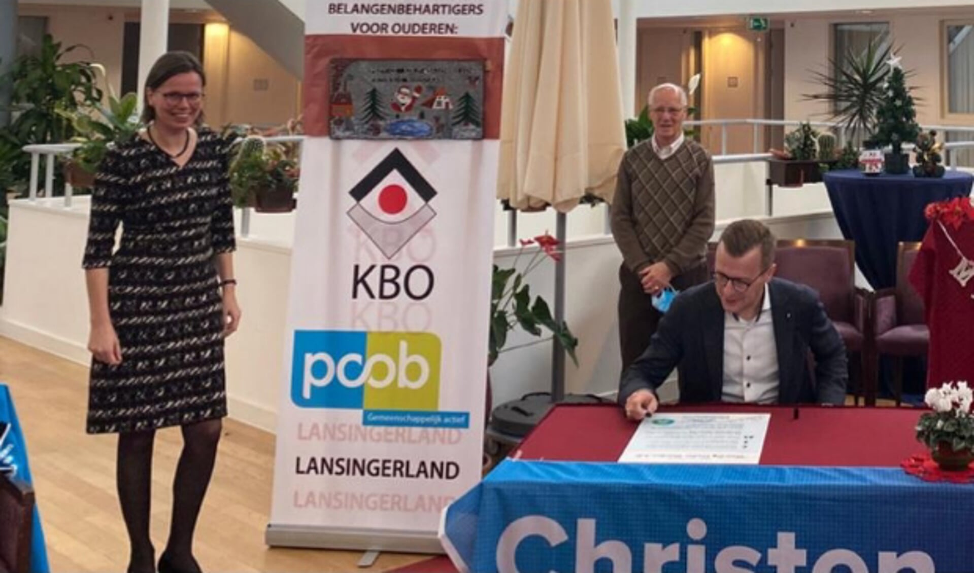 Kees-Willem Markus, Arnold Oosterlaan en Mirjam Bikker ondertekenen de intentieverklaring.