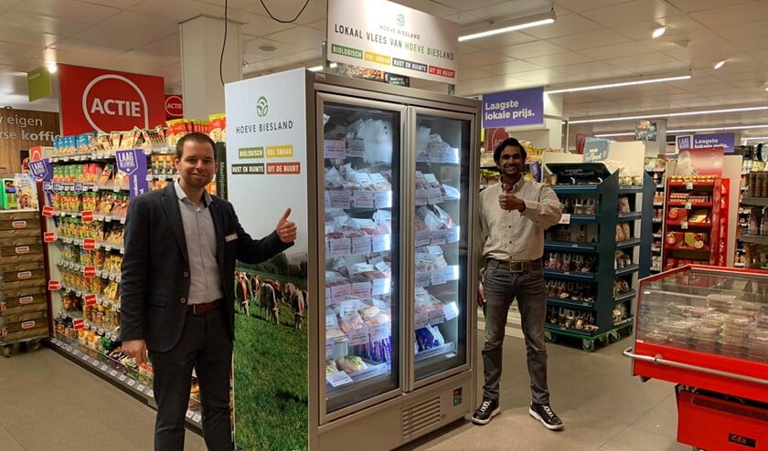 <p>Bedrijfsleider Tim en medewerker Yannick zijn trots op de samenwerking met Hoeve Biesland.</p>