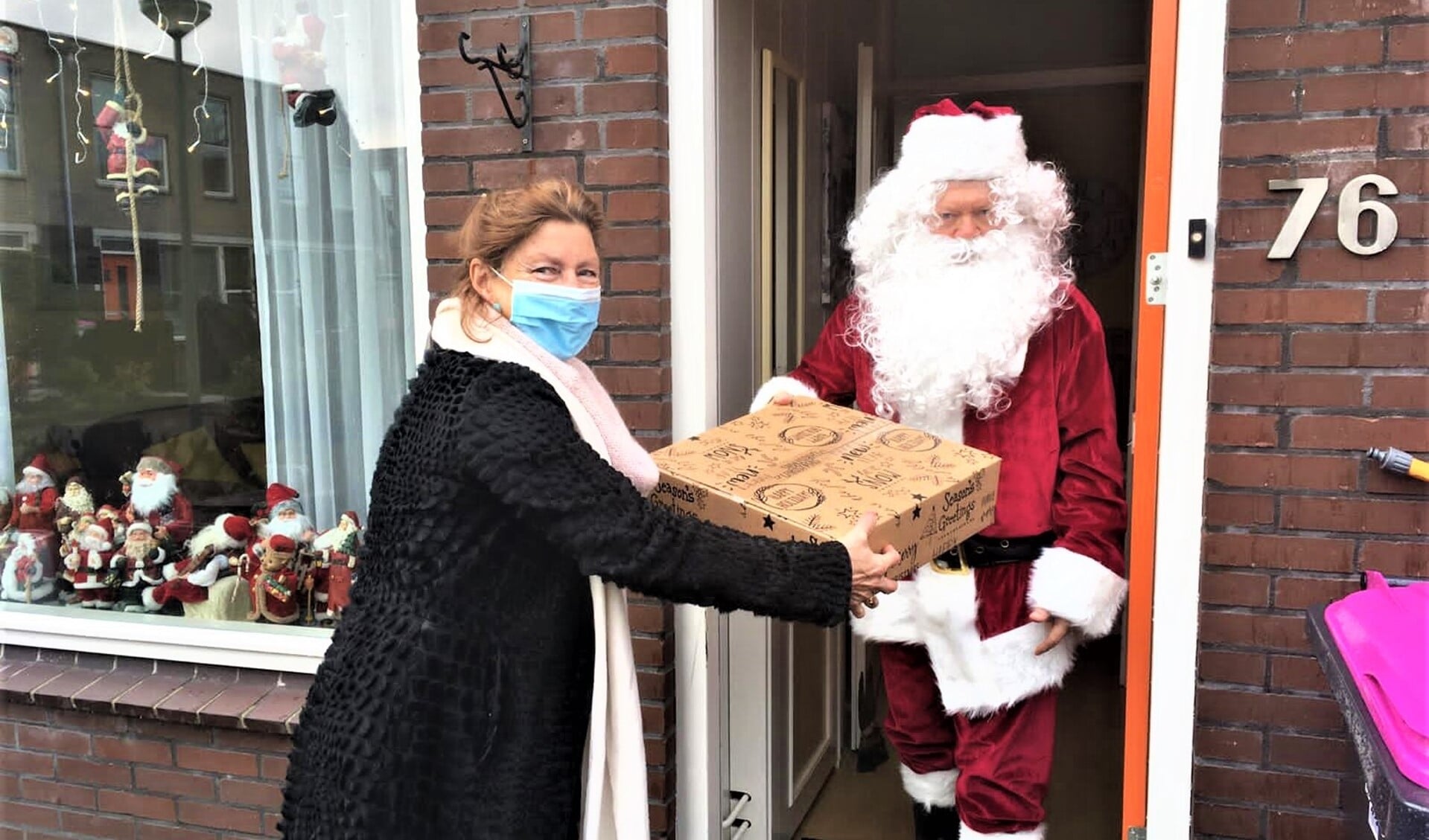 Ruim 60 koorleden mochten een groot en zwaar kerstpakket gaan halen bij Santa in zijn huis (foto: pr).  
