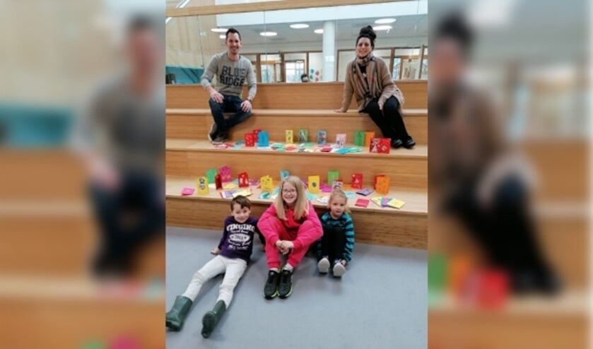 <p>Fotograaf: PiëzoFoto: Namens Palet Welzijn en Piëzo heeft Gioia Conte, sociaal cultureel werker, de kaarten bij de school opgehaald.</p>