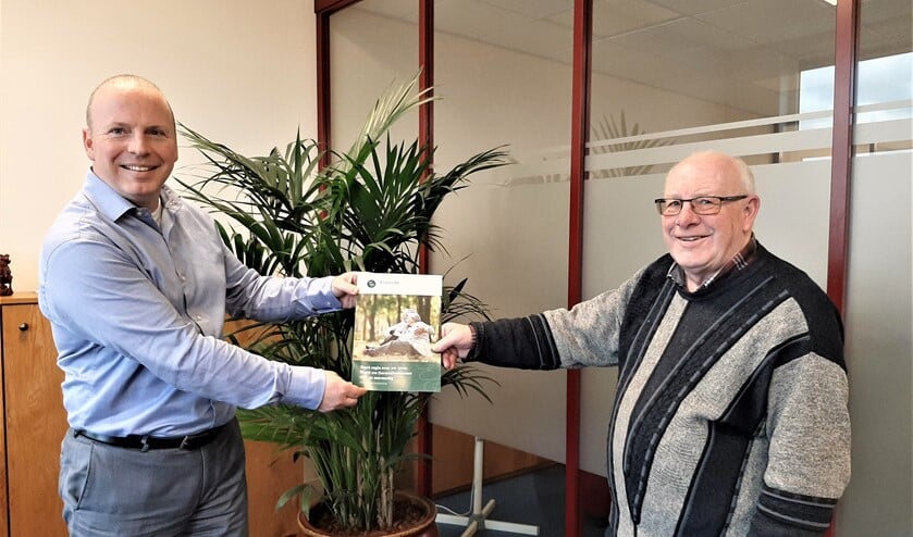 <p>Financieel planner Pieter Oorlog van <a href="https://www.foreburgh-fp.nl/index.php">Foreburgh Financiële Planning & Hypotheken</a> overhandigt een brochure (foto: pr).</p>