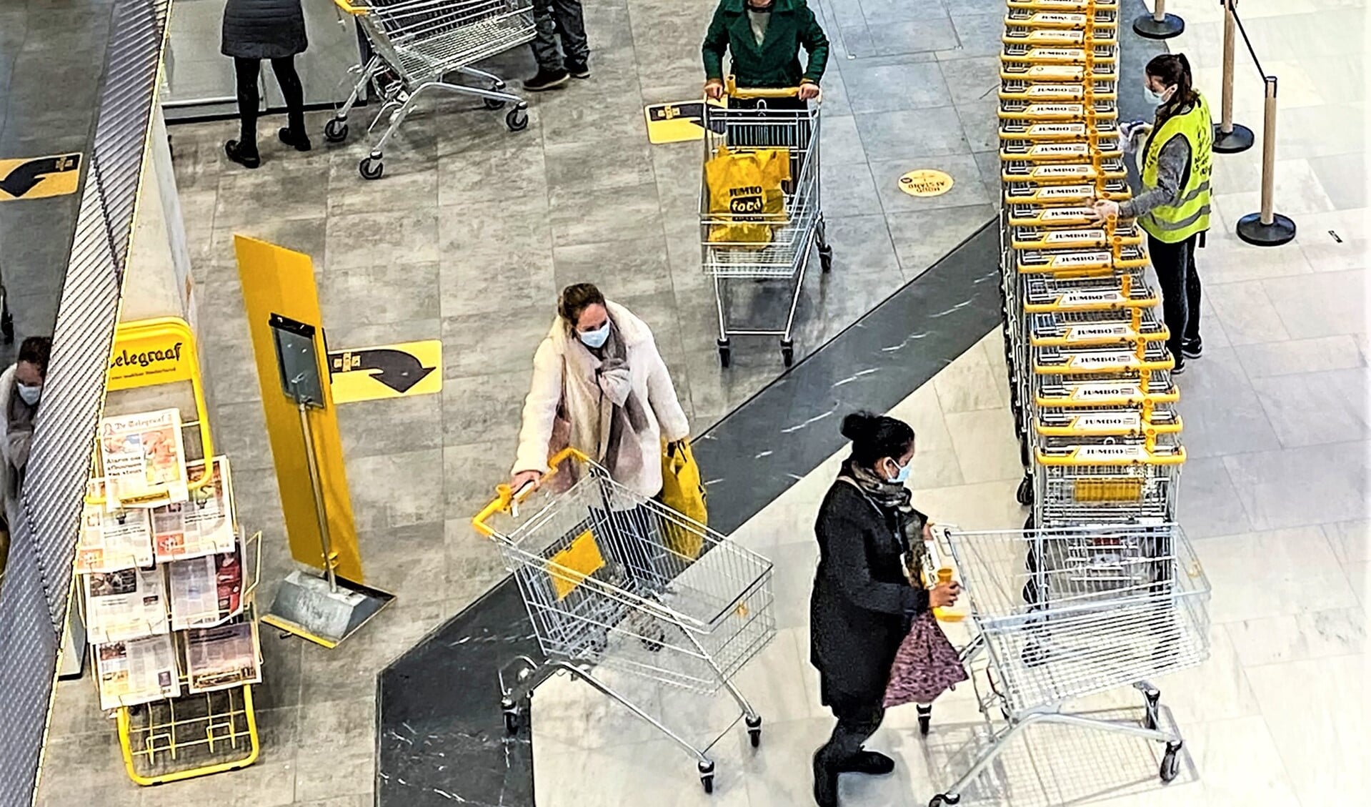 Mondkapjes op, afstand houden en winkelwagentjes schoonmaken, een tijdsbeeldbij een supermarkt in winkelcentrum Leidsenhage (foto: Michel Groen).