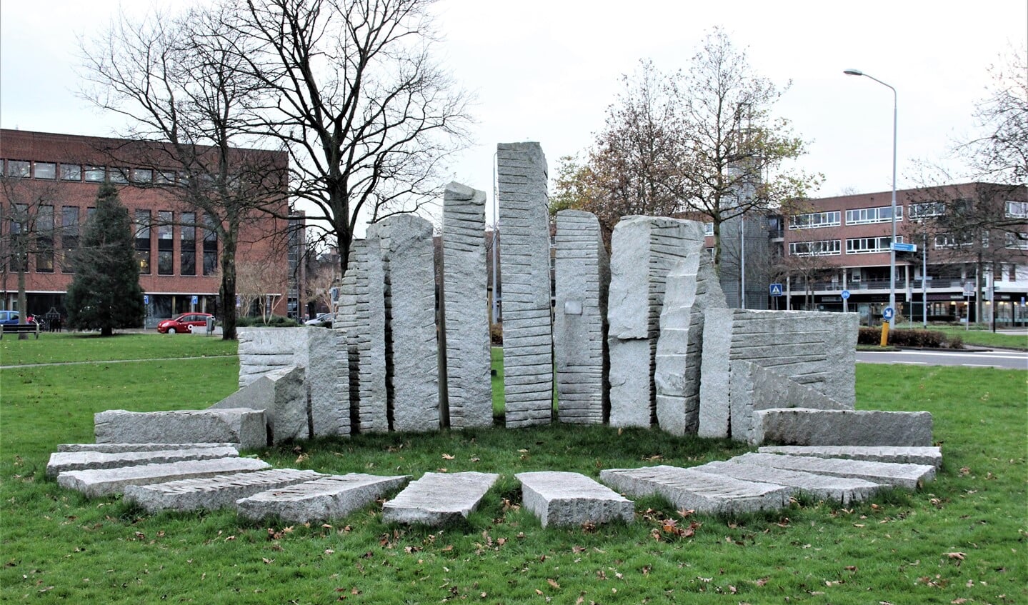 ‘Zonnewijzer’, een beeld van Nout Visser (Den Haag 1944-2018) in het Mariënpark te Leidschendam (foto: Marian Kokshoorn).