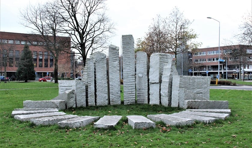 <p>‘Zonnewijzer’, een beeld van Nout Visser (Den Haag 1944-2018) in het Mariënpark te Leidschendam (foto: Marian Kokshoorn).</p>