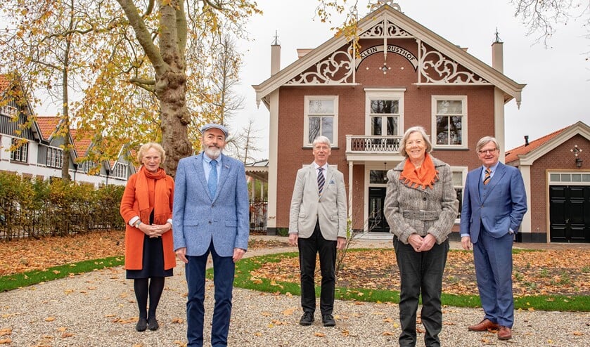 <p>Bestuur Stichting Erfgoed Prinses Marianne voor de voormalige villa van Prinses Marianne aan het Oosteinde in Voorburg (foto: Ronald Meekel).</p>