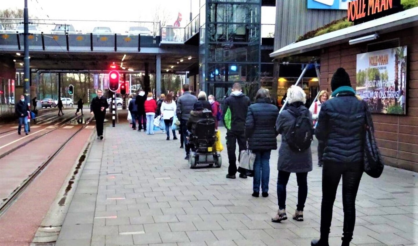 Lange rij wachtenden voor de Albert Heyn in winkelcentrum Leidsenhage in Leidschendam (foto: Ap de Heus).
