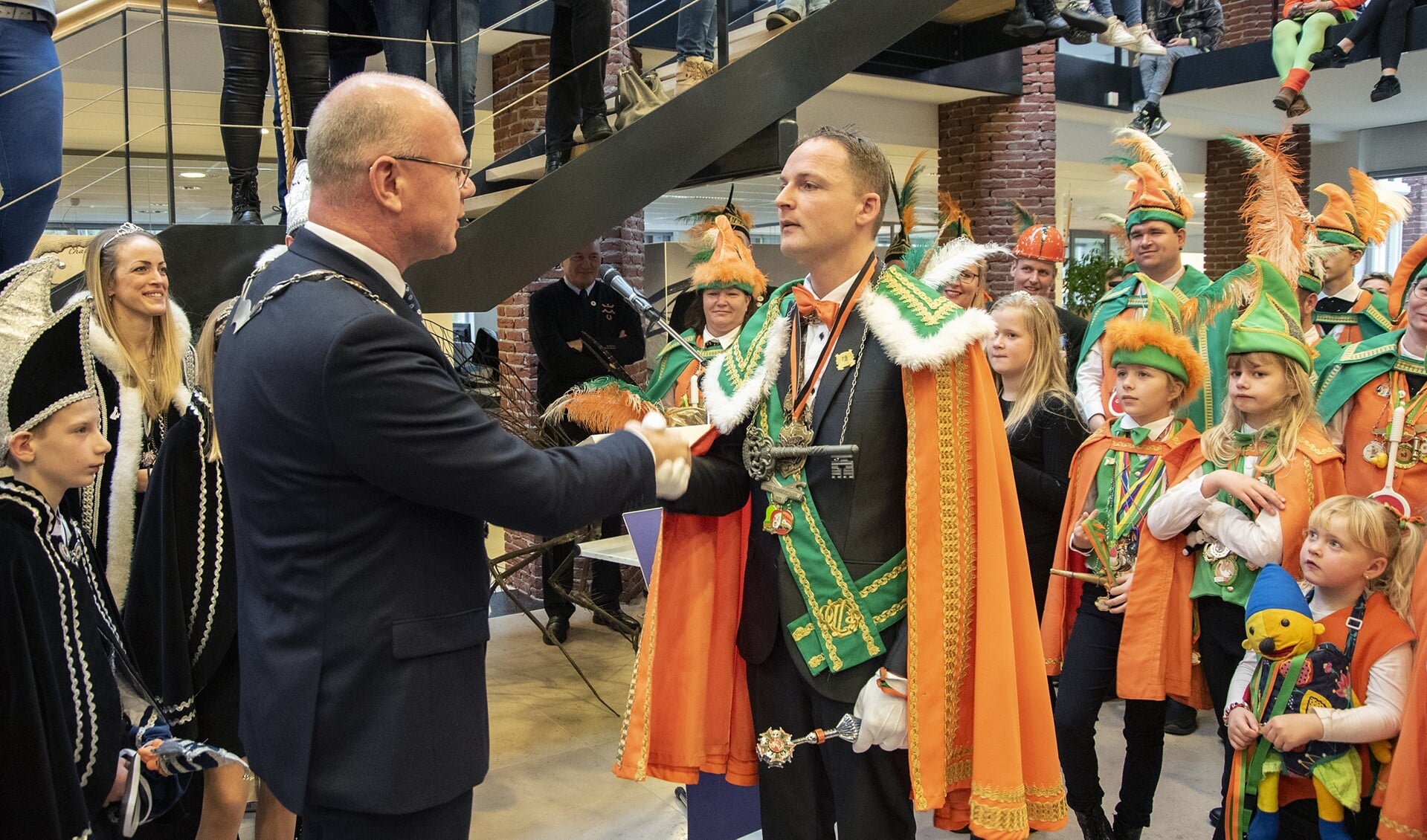 Burgemeester Tigelaar overhandigt de sleutel aan Prins Transportador (Foto's: Michel Groen)
