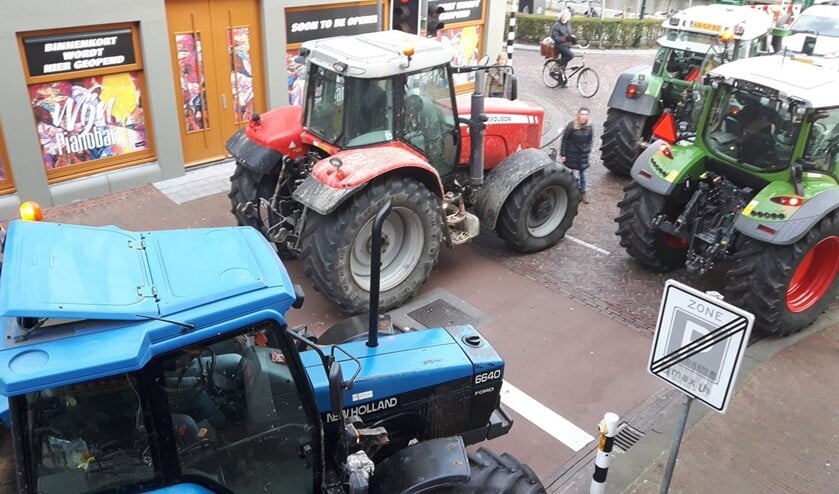 Trekkers blokkeren de doorgang bij de sluis in Leidschendam (foto: Tom Lek).