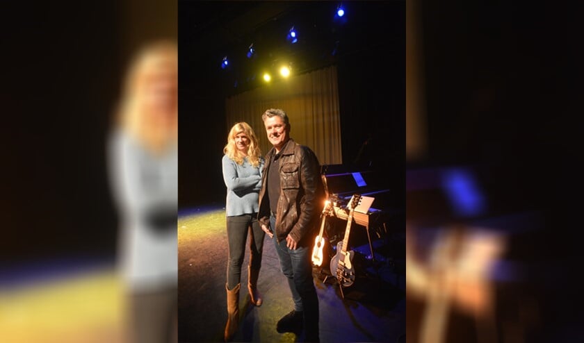 Sanne Sok en Paul Reijenga in de grote zaal van Theater Ludens, waar de Battle of the Bands om de Voorburgse Popprijs 2020 gaat plaatsvinden (foto: Pan Sok).