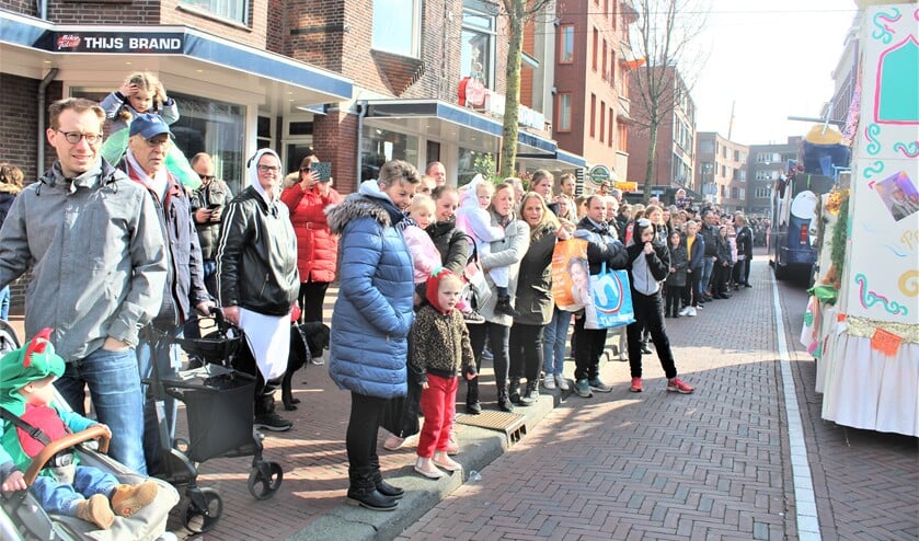 Veel publiek langs de weg bij de optocht van carnavalsvereniging De Damzwabbers (foto: pr).