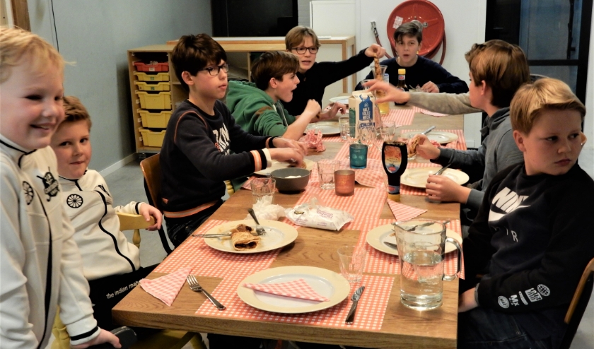 Jong en oud genoot in wijkcentrum De Boot van lekkere pannenkoeken (foto: pr Wijkvereniging Damsigt).
