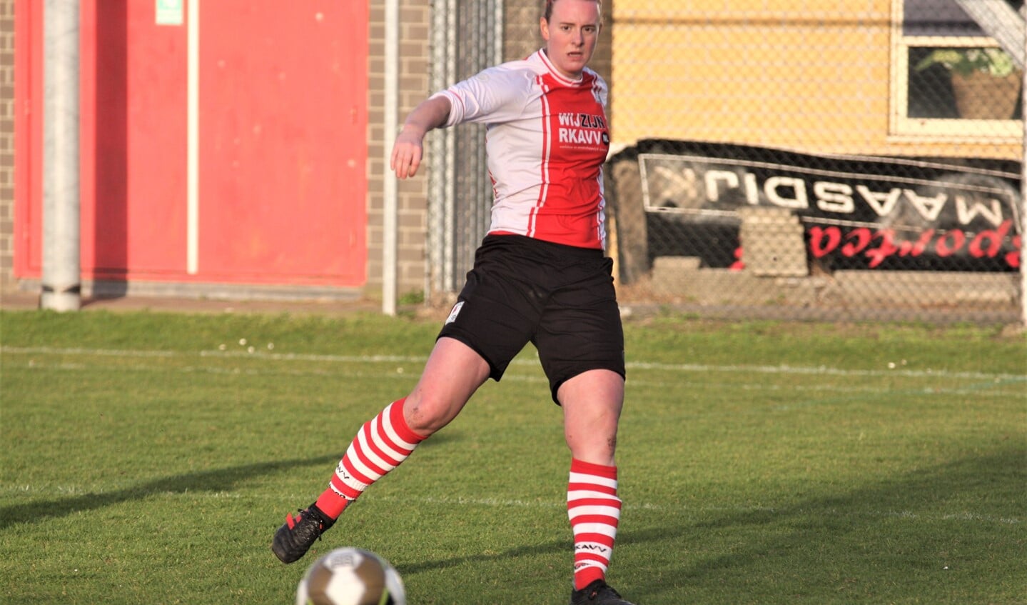 Jessie van Leeuwen (RKAVV Vrouwen) scoorde en leverde een assist tegen Maasdijk (foto: AW).