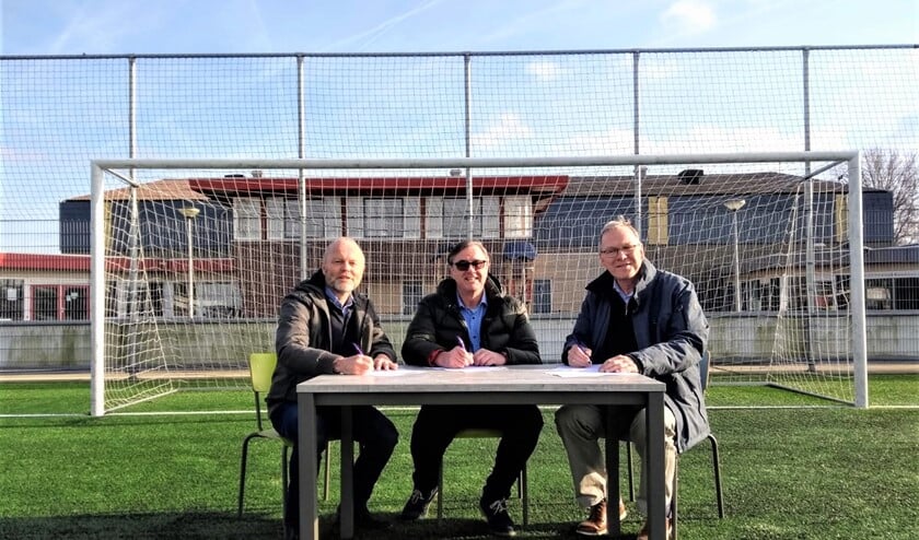 V.l.n.r.: Peter van den Berg, vertegenwoordiger Sport en Welzijn, Alex Wijnen, voorzitter RKAVV en Rob de Ruijter, voorzitter SEV (foto: pr).