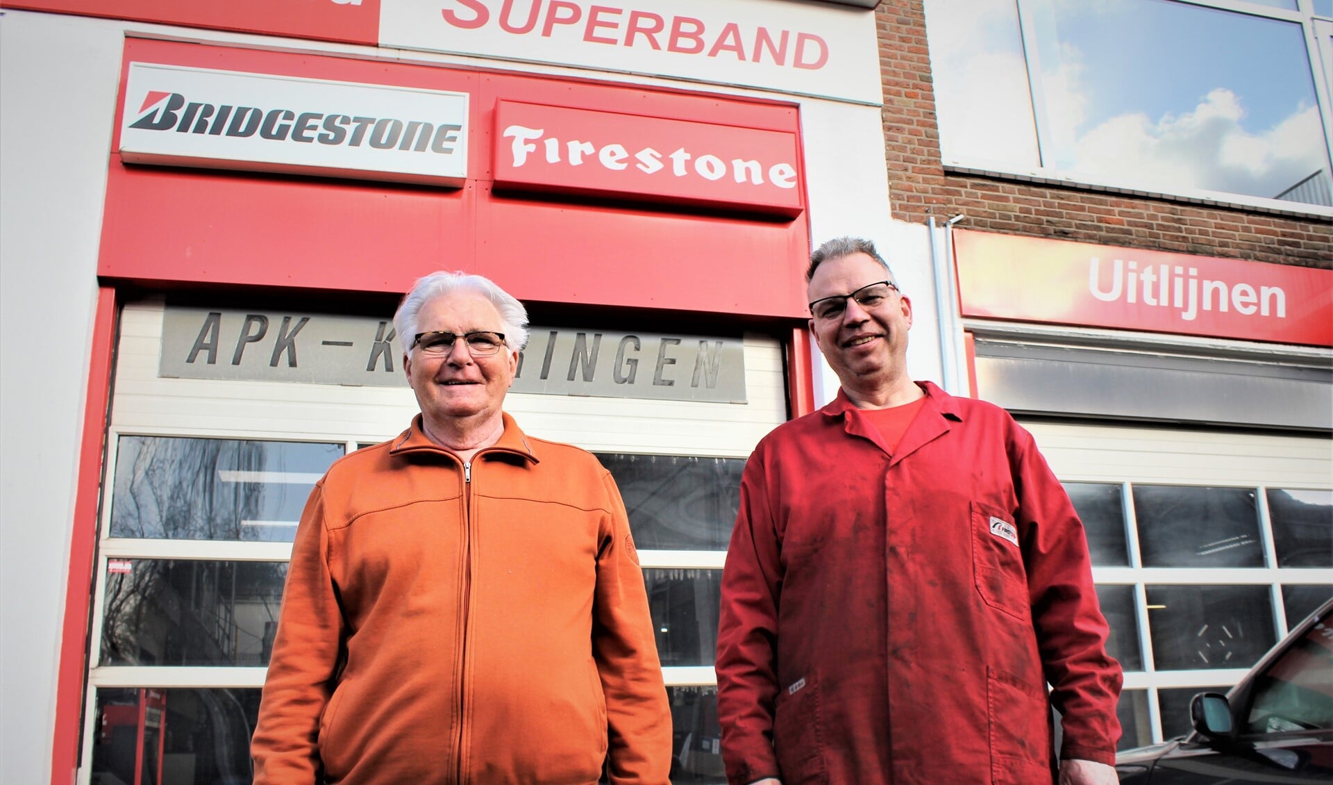 Oprichter Dick Bonnes sr. en de huidige directeur Dick Bonnes jr. voor het garagebedrijf aan de Looierslaan in Leidschendam (foto/tekst: Dick Janssen).