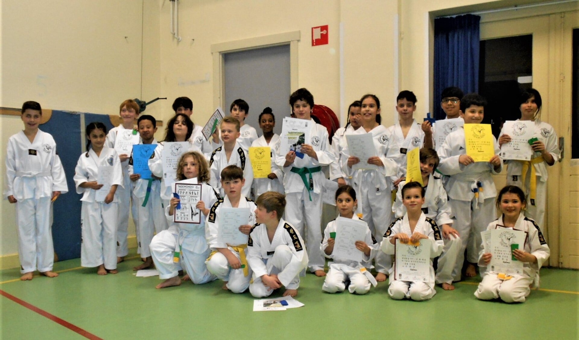 De geslaagden na de examens bij taekwondovereniging Gyeong-rye (foto: pr).