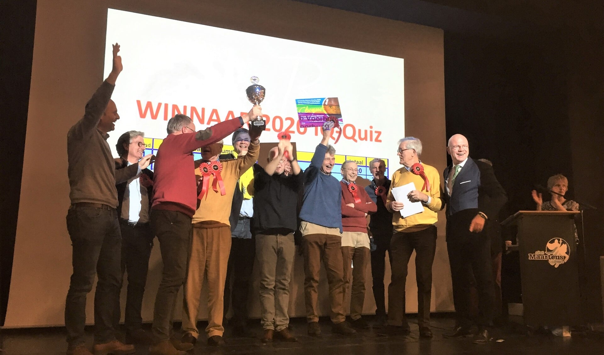 Het winnende team van Lions Club Voorburg kreeg door burgemeester Tigelaar de wisselbeker uitgereikt (foto: pr).