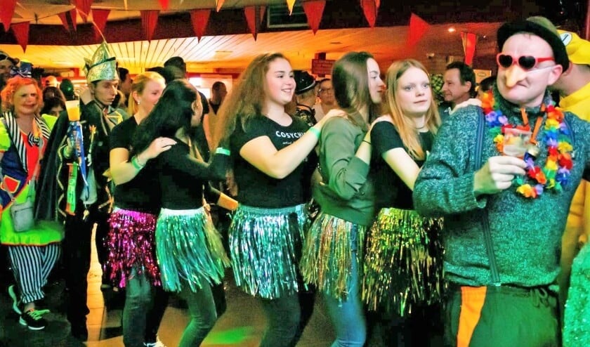 Het carnavalsfeest in de kantine van RKAVV gaat morgenavond wel gewoon door (archieffoto: Richard Remmerswaal).